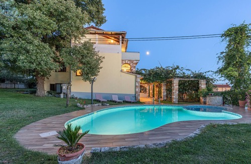 Jezenj Apartment | Gorgeous apartment in Veli Jezenj with WiFi