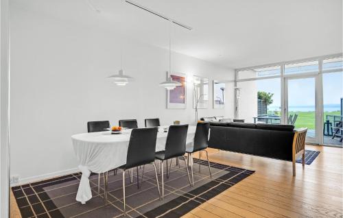 Syddjurs Kommune Apartment | Gorgeous Apartment In Ebeltoft With Sauna