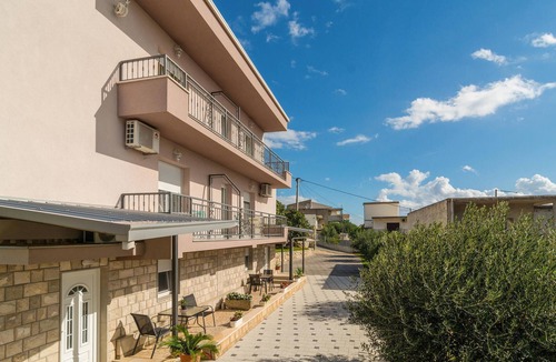 Dugi Rat Apartment | Gorgeous apartment in Mali Rat with WiFi