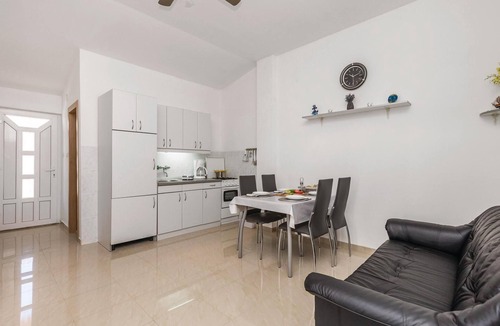 Povljana Apartment | Gorgeous apartment in Povljana with WiFi