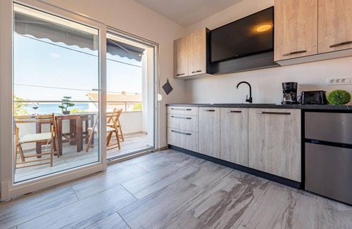 Prizna Apartment | Gorgeous apartment in Prizna with WiFi