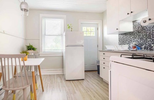 Wilmington Apartment | Gorgeous APT w King Bed full kitchen prvt laundry