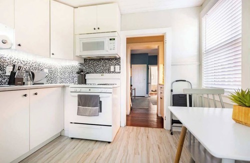 Wilmington Apartment | Gorgeous APT w King Bed full kitchen prvt laundry
