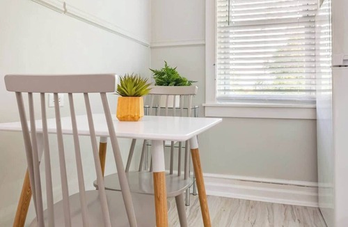 Wilmington Apartment | Gorgeous APT w King Bed full kitchen prvt laundry