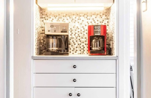 Wilmington Apartment | Gorgeous APT w King Bed full kitchen prvt laundry