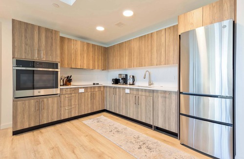 Fenway–Kenmore Apartment | Gorgeous Apt with Kitchen and Gym