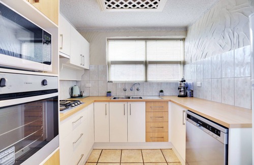 Glenelg North Apartment | Gorgeous Balcony Riverview Apartment