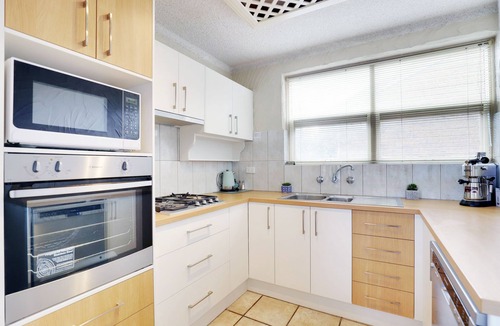 Glenelg North Apartment | Gorgeous Balcony Riverview Apartment