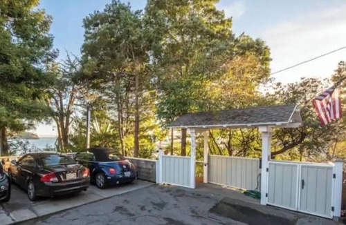 San Rafael House | GORGEOUS BAYSIDE BUNGALOW WITH PRIVATE TERRACE