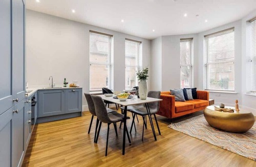 West Cliff Apartment | Gorgeous Beach-Front 2-Bed Apt w/Free Gym & PKG