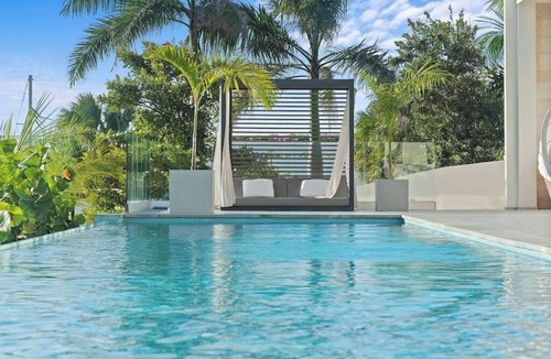 El Limon Villa | Gorgeous Beach House Perched Right Over the Ocean