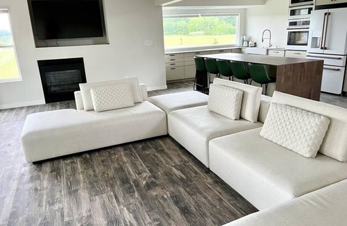 East Shore House | Gorgeous beachfront house with hot tub