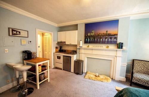 Boston House | Gorgeous Beacon Hills Studio next to State house