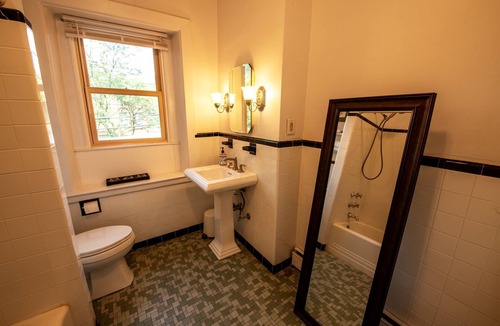 Boston House | Gorgeous Beacon Hills Studio next to State house