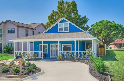 Seven Coves House | Gorgeous Blue House on Lake Conroe