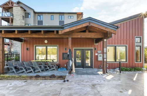 Glen Huron Condo | Gorgeous 2br condo in Blue Mountain w/pool - beside the Scandinavian Spa!