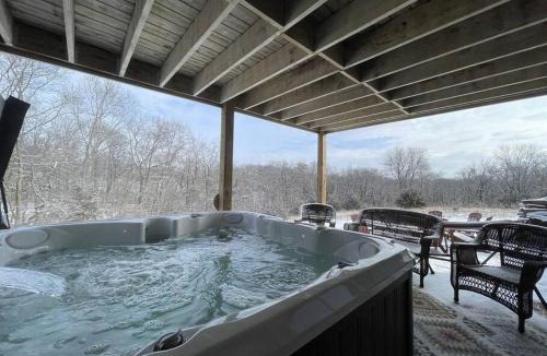 The Galena Territory House | Gorgeous cabin 3bdrm/3bth, hot tub, fireplace, kid/pet friendly