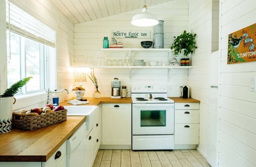 Strong House | Gorgeous Cabin Rental with Spacious Deck on Lake Bernard, Ontario