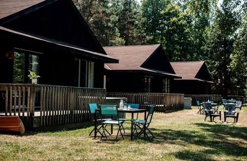 Strong House | Gorgeous Cabin Rental with Spacious Deck on Lake Bernard, Ontario