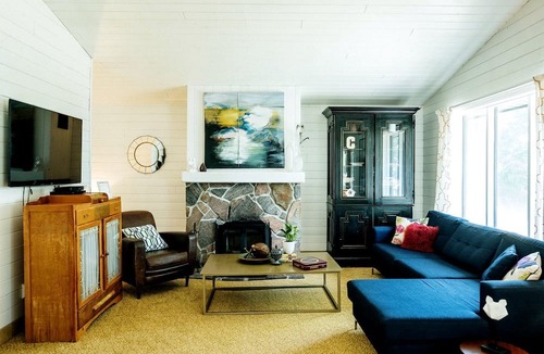 Strong House | Gorgeous Cabin Rental with Spacious Deck on Lake Bernard, Ontario