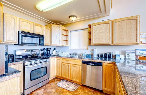 Angel Fire House | Gorgeous cabin-style home with mountain views, jetted tub, & shared amenities