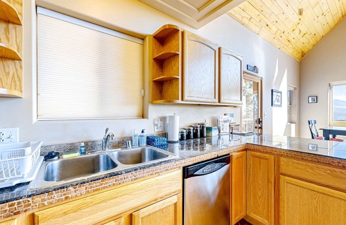 Angel Fire House | Gorgeous cabin-style home with mountain views, jetted tub, & shared amenities