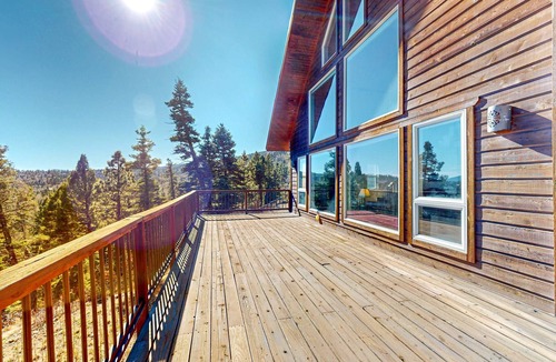Angel Fire House | Gorgeous cabin-style home with mountain views, jetted tub, & shared amenities