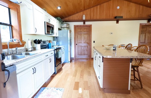 Gainesboro Cabin | Gorgeous Cabin with Panoramic Mountain Views!