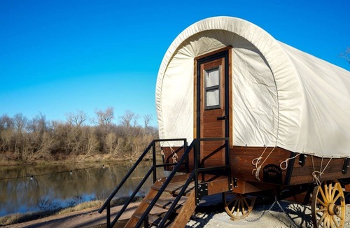 Satin House | Gorgeous Caravan with Barbecue and Stunning Countryside Sights in Chilton, Texas