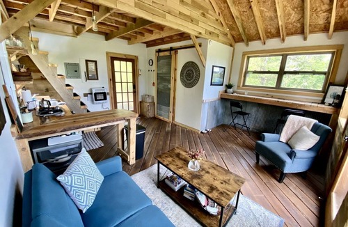 Boles Cabin | Gorgeous Chic Treehouse with Lofted Interior and Panoramic Views in Arkansas