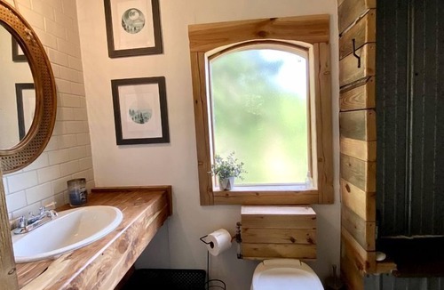 Boles Cabin | Gorgeous Chic Treehouse with Lofted Interior and Panoramic Views in Arkansas