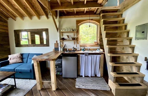 Boles Cabin | Gorgeous Chic Treehouse with Lofted Interior and Panoramic Views in Arkansas