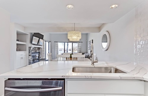 Innsbrook Condo | Gorgeous, Completely Remodeled, Waterfront Condo on Aspen Lake!
