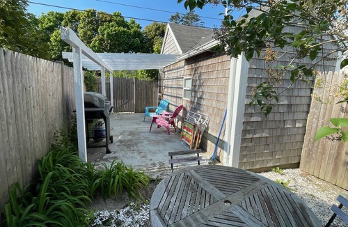 Hyannis Cottage | Gorgeous Cottage steps from the beach