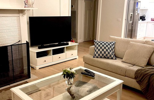 Romsey Cottage | Gorgeous Cottage with open fireplace and Fire Pit