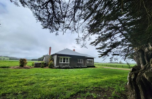 Romsey Cottage | Gorgeous Cottage with open fireplace and Fire Pit