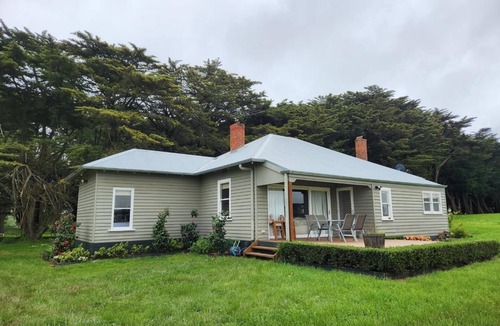 Romsey Cottage | Gorgeous Cottage with open fireplace and Fire Pit