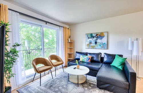 Sainte Genevieve Apartment | Gorgeous & Cozy 2 Bedroom Apt with Free Parking