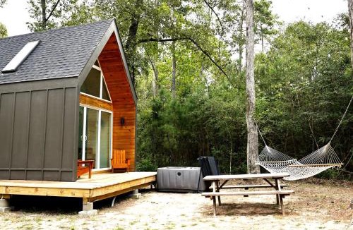 Montgomery House | Gorgeous Cozy Cabin in Montgomery, Texas