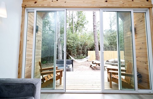 Montgomery Cabin | Gorgeous Cozy Cabin in Montgomery, Texas