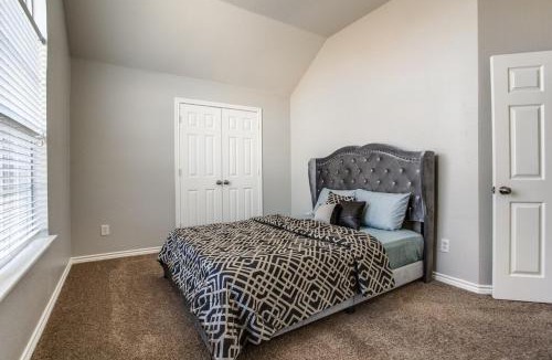 DeSoto House | Gorgeous cozy home in nature serene neighborhood!