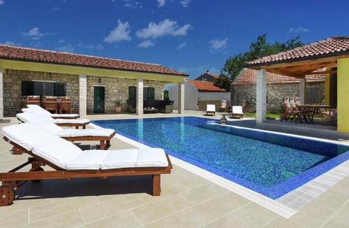 Lovinac Cabin | Gorgeous dalmatian stone house with large terrace, garden and private pool