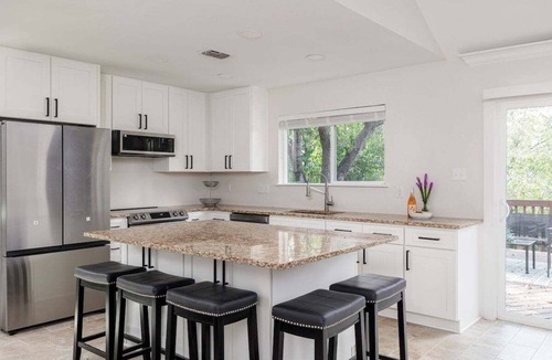 Austin House | Gorgeous Deck, Stunning Views - Treetop Vista