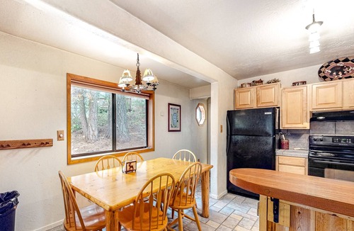 Tahoe Pines Cabin | Gorgeous, Dog-Friendly Lodge w/ Loft, Free WiFi, Fireplace - Near Beach & Skiing