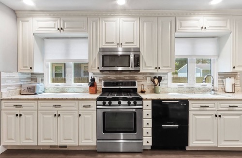 Lake Geneva House | Gorgeous Downtown Baker St Bungalow, Walk Everywhere!