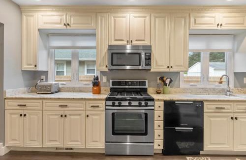 Lake Geneva House | Gorgeous Downtown Bungalow, Walk Everywhere!