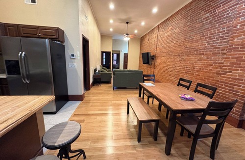 New Franklin Apartment | Gorgeous, downtownnapartment w/laundry in unit