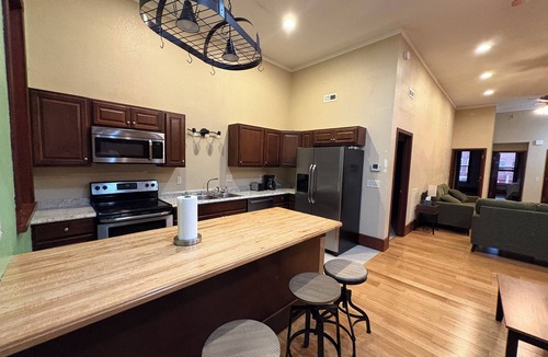 New Franklin Apartment | Gorgeous, downtownnapartment w/laundry in unit