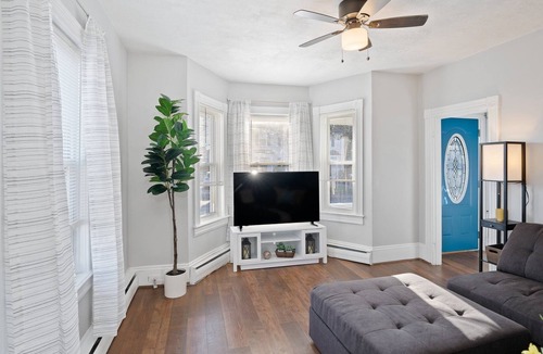 East Providence Apartment | Gorgeous Duplex In A Quite & Safe Area, Minutes From Providence