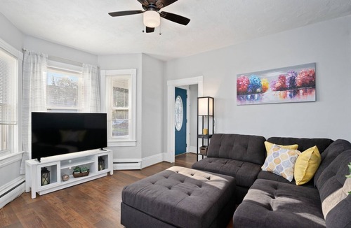East Providence Apartment | Gorgeous Duplex In A Quite & Safe Area, Minutes From Providence